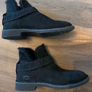 Like new short UGGs